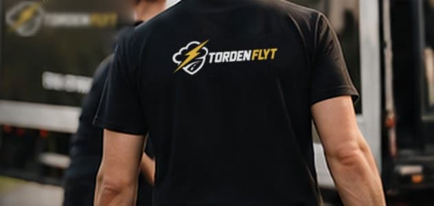 Flyttemand fra Torden Flyt set bagfra i firmaets t-shirt